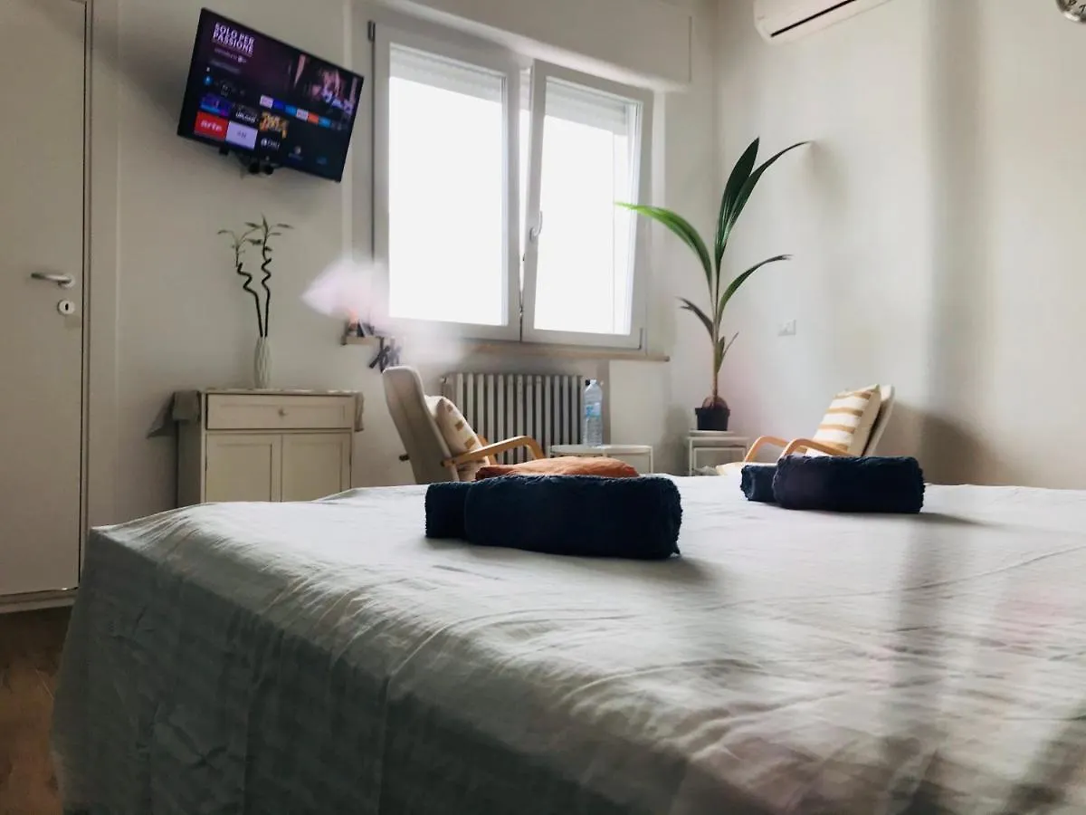 Couette-café Stanza E Bagno Privato, Idromassaggio Con Extra Fee, In Appartamento Ferrare